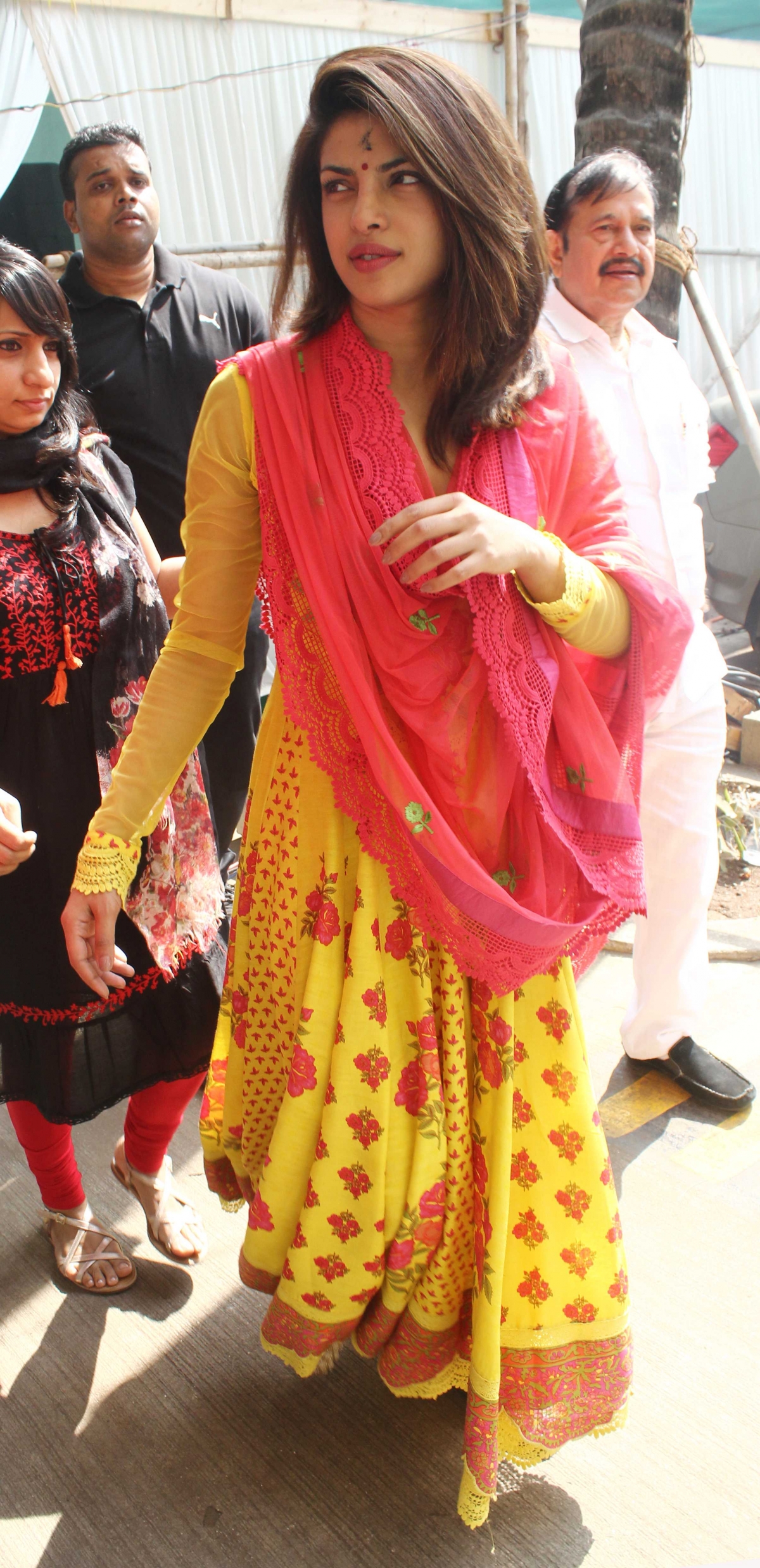 Pin by Swati Sikder on Saraswati puja... | Gold makeup looks, Gold makeup,  Girl